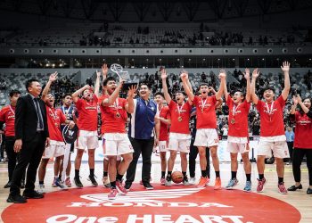 Menteri Pemuda dan Olahraga Republik Indonesia Ario Bimo Nandito Ariotedjo memberikan penghargaan kepada tim pemenang Final Honda DBL DKI Jakarta Series SMA Jubilee Jakarta di Indonesia Arena, Kompleks Olahraga GBK pada Jumat (17/11). [Foto: AHM]