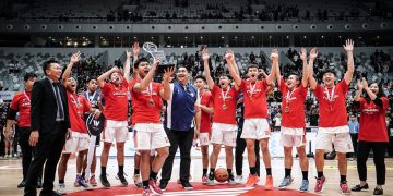 Menteri Pemuda dan Olahraga Republik Indonesia Ario Bimo Nandito Ariotedjo memberikan penghargaan kepada tim pemenang Final Honda DBL DKI Jakarta Series SMA Jubilee Jakarta di Indonesia Arena, Kompleks Olahraga GBK pada Jumat (17/11). [Foto: AHM]