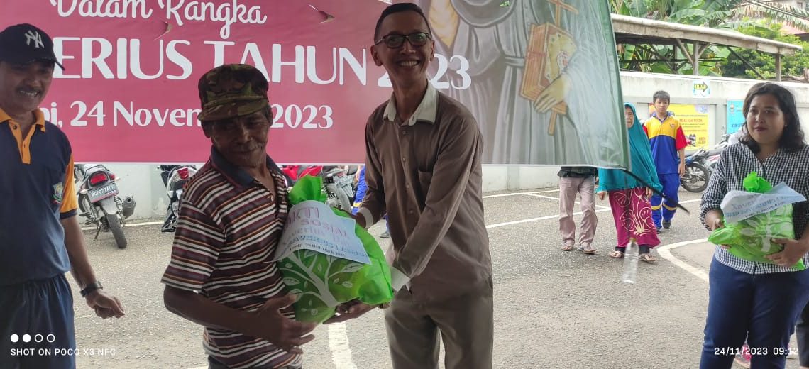 Alumni SMA Xaverius 1 Jambi Angkatan 2022 melaksanakan kegiatan bakti sosial pada Jumat 24 November 2023 bertempat di SMA Xaverius 1 Kelurahan Thehok, Kota Jambi. [Foto: S. Hendra]