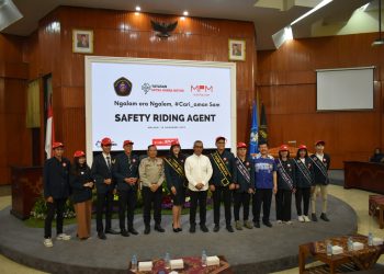 Ketua Yayasan AHM bersama para Agen Safety Riding Universitas Brawijaya Malang melakukan sesi foto selepas pembukaan Short Movie Contest. [Foto: AHM]
