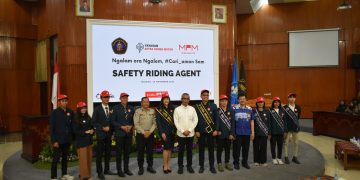 Ketua Yayasan AHM bersama para Agen Safety Riding Universitas Brawijaya Malang melakukan sesi foto selepas pembukaan Short Movie Contest. [Foto: AHM]