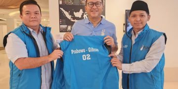 Ketua Umum PSN didampingi Arbi Leo Dewan Pembina samping kanan.