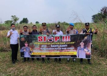 Bhabinkamtibmas Kelurahan Tanjung Johor sosialisasikan stop Karhutla kepada masyarakat dengan menggunakan banner pada Selasa, (28/11/2023).