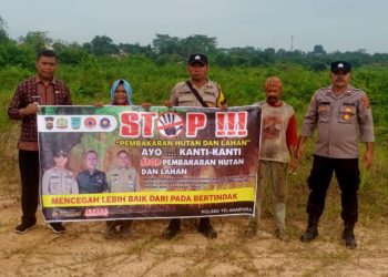 Bhabinkamtibmas Kelurahan Aur Kenali sosialisasikan stop Karhutla kepada masyarakat dengan menggunakan banner, Rabu (29/11/2023).