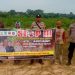 Bhabinkamtibmas Kelurahan Aur Kenali sosialisasikan stop Karhutla kepada masyarakat dengan menggunakan banner, Rabu (29/11/2023).