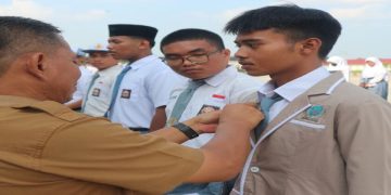 Kepsek SMAN 26 Batam, Mudianto saat melantik pengurus organisasi sekolah bertempat di lapangan utama sekolah pada Senin,13 November 2023.