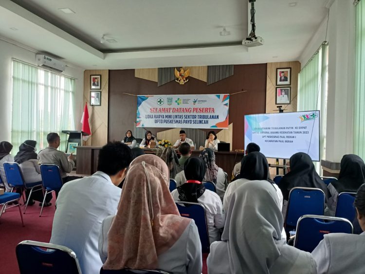 Bhabinkamtibmas Polsek Jambi Selatan, Bripka Siswandar hadiri kegiatan Lokakarya mini triwulan III yang diselenggarakan oleh UPTD Puskesmas se-Kecamatan Paalmerah di Aula Kantor Camat Paalmerah yang beralamat Jln. Sultan Syahril RT.16 Kelurahan Talang Bakung, Kamis 30 November 2023.