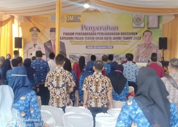 Kapolsek Telanaipura saat menghadiri Penyerahan Piagam Penghargaan Perlindungan Konsumen Kategori Pasar Tertib Ukur Tahun 2022 di Pasar Angso Duo Jambi, Kamis (30/11).
