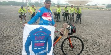 Abdul Muis saat berfoto di kawasan Monas Jakarta.