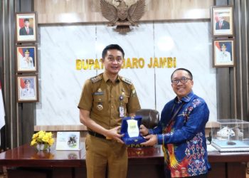Pj Bupati Bachyuni saat menyerahkan plakat kepada Kakanwil DJPb Jambi Burhani diruang kerja Bupati pada Selasa, (14/11/2023). [Foto: Diskominfo Muaro Jambi]
