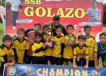 Juara 1 SSB Golazo D besama Coach Anton. [Foto: Cekidot.com/DonAmeck]