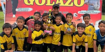Juara 1 SSB Golazo D besama Coach Anton. [Foto: Cekidot.com/DonAmeck]