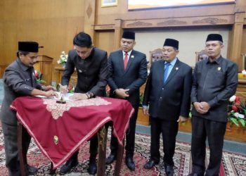 Pj Bupati Bachyuni saat hadiri rapat Paripurna Propemperda di Ruang Rapat Utama Gedung DPRD Muaro Jambi pada Senin, (27/11/2023). [Foto: Diskominfo Muaro Jambi]