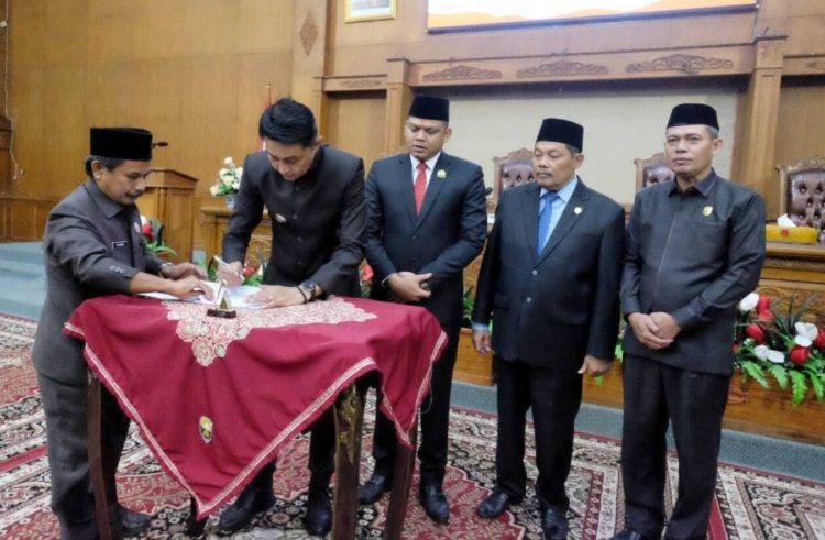 Pj Bupati Bachyuni saat hadiri rapat Paripurna Propemperda di Ruang Rapat Utama Gedung DPRD Muaro Jambi pada Senin, (27/11/2023). [Foto: Diskominfo Muaro Jambi]