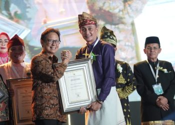 Pj Bupati Bachyuni saat menerima  Penghargaan Swasti Saba di Grand Ballroom Kempinski Hotel DKI Jakarta, Selasa (28/11/2023). [Foto: Diskominfo Muaro Jambi]