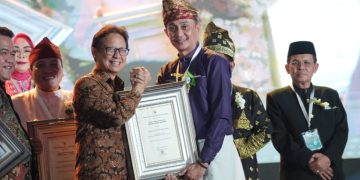 Pj Bupati Bachyuni saat menerima  Penghargaan Swasti Saba di Grand Ballroom Kempinski Hotel DKI Jakarta, Selasa (28/11/2023). [Foto: Diskominfo Muaro Jambi]
