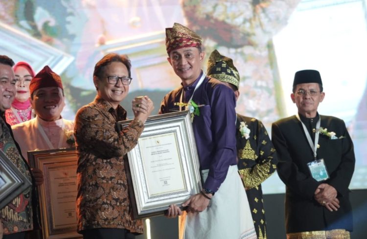 Pj Bupati Bachyuni saat menerima  Penghargaan Swasti Saba di Grand Ballroom Kempinski Hotel DKI Jakarta, Selasa (28/11/2023). [Foto: Diskominfo Muaro Jambi]