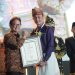 Pj Bupati Bachyuni saat menerima  Penghargaan Swasti Saba di Grand Ballroom Kempinski Hotel DKI Jakarta, Selasa (28/11/2023). [Foto: Diskominfo Muaro Jambi]