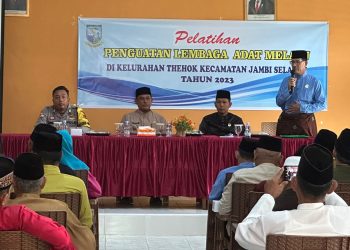 Pelatihan Penguatan Lembaga Adat Melayu tentang pelestarian nilai-nilai Adat Melayu Jambi di tengah kehidupan masyarakat, bertempat di Aula Kantor Lurah Thehok Kota Jambi, Sabtu 2 November 2023.