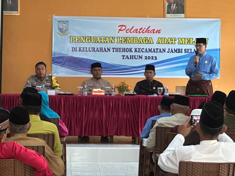 Pelatihan Penguatan Lembaga Adat Melayu tentang pelestarian nilai-nilai Adat Melayu Jambi di tengah kehidupan masyarakat, bertempat di Aula Kantor Lurah Thehok Kota Jambi, Sabtu 2 November 2023.