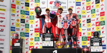 Pebalap Astra Honda Vega Ega Pratama (tengah) berhasil raih podium pertama pada race pertama kelas Asia Production 250cc (AP250) di ajang Asia Road Racing Championship (ARRC) 2023 seri enam di Chang International Circuit, Buriram, Thailand. [Foto: AHM]