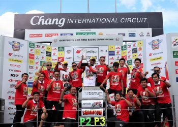 Jajaran manajemen PT AHM bersama seluruh pebalap Astra Honda di kelas AP250 serta tim AHRT merayakan kemenangan Rheza sebagai juara. [Foto: AHM]