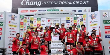 Jajaran manajemen PT AHM bersama seluruh pebalap Astra Honda di kelas AP250 serta tim AHRT merayakan kemenangan Rheza sebagai juara. [Foto: AHM]