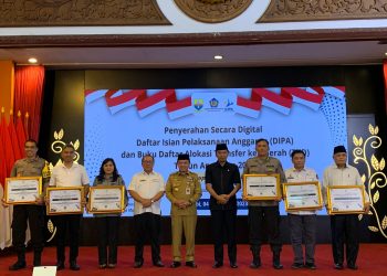 Ketua DPRD Provinsi Jambi, Edi Purwanto saat menghadiri penyerahan secara digital DIPA dan Buku Daftar Alokasi TKD tahun anggaran 2024, Senin (4/12) di Rumah Dinas Gubernur Jambi. [Foto: Humas DPRD Provinsi Jambi/Hadian]