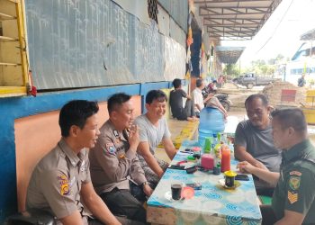 Bhabinkamtibmas Polsek Jambi Timur bersama Babinsa saat menyambangi warga di Jln. Raden Fatah RT.07 Kelurahan Sijenjang, Selasa 5 Desember 2023.