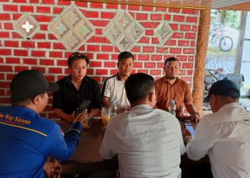 Pemilik RM Gaola didampingi kuasa hukumnya saat memberikan keterangan soal laporannya ke Polres Waykanan.