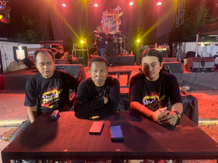 Inisiator Rock Rise Vol 3, Mas Eko (Tengah), Andry JMB Pro (Kanan), Riki Untukmu Cafe (Kiri). [Foto: Ampar.id/Fajar Alan]
