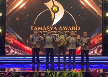 Penerimaan penghargaan dan Piala dari Kementrian ESDM itu diterima langsung oleh Kepala Divisi CSR PT Timah Tbk Rahmat Taufik, di hotel Bidakara Jakarta, Jumat (8/12/2023) malam. [Foto: Humas PT Timah Tbk]