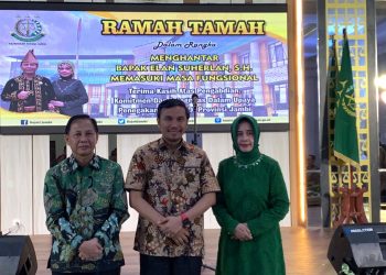 Foto bersama Ketua DPRD Provinsi Jambi bersama Elan Suherlan di Aula Kejaksaan Tinggi Jambi, Jumat (15/12). [Foto: Humas DPRD Provinsi Jambi/Hadian]