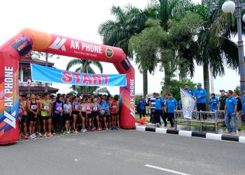 Wagub Sani saat melepas ribuan peserta lari 10 K di depan Rumah Dinas Gubernur, Minggu (17/12/2023). (Foto: Wahyu)