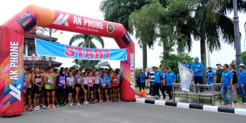 Wagub Sani saat melepas ribuan peserta lari 10 K di depan Rumah Dinas Gubernur, Minggu (17/12/2023). (Foto: Wahyu)