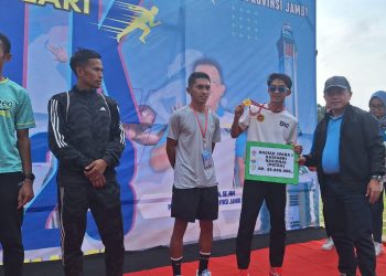 Pemberian hadiah lomba lari 10 K HUT Provinsi Jambi oleh Gubernur Al Haris di Kantor Gubernur Jambi, Minggu (17/12/2023). (Foto: Wahyu Jati)