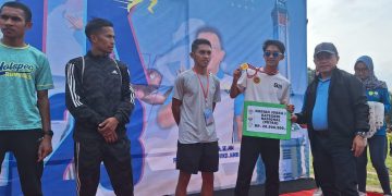 Pemberian hadiah lomba lari 10 K HUT Provinsi Jambi oleh Gubernur Al Haris di Kantor Gubernur Jambi, Minggu (17/12/2023). (Foto: Wahyu Jati)
