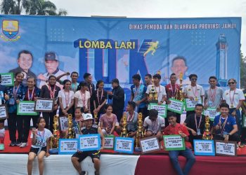 Pemprov Jambi saat memberikan hadiah kepada pemenang lomba lari 10 K di Kantor Gubernur Jambi, Minggu (17/12/2023). (Foto: Wahyu Jati)