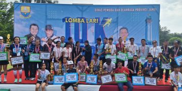 Pemprov Jambi saat memberikan hadiah kepada pemenang lomba lari 10 K di Kantor Gubernur Jambi, Minggu (17/12/2023). (Foto: Wahyu Jati)