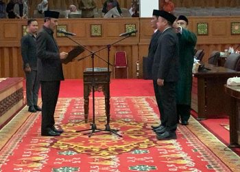 Ketua DPRD Jambi, Edi Purwato, saat Peresmian Pengangkatan Sumpah/Janji PAW Anggota DPRD Provinsi Jambi Sisa Masa Jabatan Tahun 2019 - 2024, atas nama Al Mashuri dan Rukiya Alfa Robi, Minggu (17/12). [Foto: Humas DPRD/Hadian]