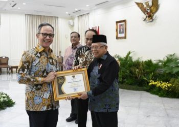 Pemberian sertifikat penganugerahan sebagai Badan Publik Informatif terbaik nasional oleh Wakil Presiden Republik Indonesia KH Ma’ruf Amin kepada Ketua Dewan Komisioner OJK Mahendra Siregar di Istana Wakil Presiden, Jakarta, Selasa, 19 Desember 2023. [Foto: Humas OJK Jambi]