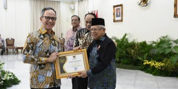 Pemberian sertifikat penganugerahan sebagai Badan Publik Informatif terbaik nasional oleh Wakil Presiden Republik Indonesia KH Ma’ruf Amin kepada Ketua Dewan Komisioner OJK Mahendra Siregar di Istana Wakil Presiden, Jakarta, Selasa, 19 Desember 2023. [Foto: Humas OJK Jambi]