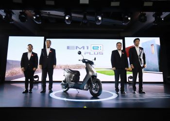 Jajaran Board of Director PT AHM berfoto bersama pada Peluncuran Honda EM1 e: dan EM1 e: PLUS. (Kiri-Kanan): Marketing Director AHM – Octavianus Dwi, President Director AHM – Susumu Mitsuishi, Executive Vice President Director AHM – Thomas Wijaya dan Marketing Director AHM- Naoki Kajino. [Foto: AHM]