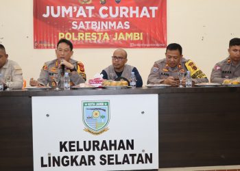 Kapolresta Jambi saat menghadiri Jum'at Curhat di Aula Kantor Lurah Lingkar Selatan, Jln. Lingkar Selatan RT. 32, pada Jumat, 22 Desember 2023. [Foto: Humas Polresta Jambi]