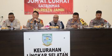 Kapolresta Jambi saat menghadiri Jum'at Curhat di Aula Kantor Lurah Lingkar Selatan, Jln. Lingkar Selatan RT. 32, pada Jumat, 22 Desember 2023. [Foto: Humas Polresta Jambi]