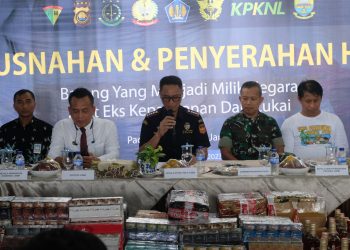 Bea Cukai Jambi lakukan pemusnahan terhadap barang bukti BMN hasil penindakan periode 2023, yang dilaksanakan di Kantor Bea Cukai Jambi, Jumat (22/12/2023). (Foto: Aurduri.com/Wahyu Jati)