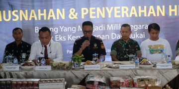 Bea Cukai Jambi lakukan pemusnahan terhadap barang bukti BMN hasil penindakan periode 2023, yang dilaksanakan di Kantor Bea Cukai Jambi, Jumat (22/12/2023). (Foto: Aurduri.com/Wahyu Jati)