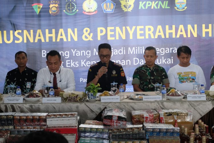 Bea Cukai Jambi lakukan pemusnahan terhadap barang bukti BMN hasil penindakan periode 2023, yang dilaksanakan di Kantor Bea Cukai Jambi, Jumat (22/12/2023). (Foto: Aurduri.com/Wahyu Jati)