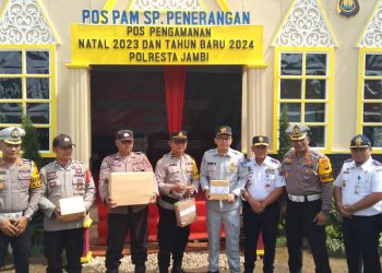 Dirlantas Polda Jambi, Kombes Pol Dhafi saat kunjungan ke Pospam Simpang Penerangan guna memastikan kesiapan personel dan kelengkapan Pospam Natal 2023 dan Pergantian Tahun 2024, Sabtu (23/12/2023). [Foto: Humas Polresta Jambi]
