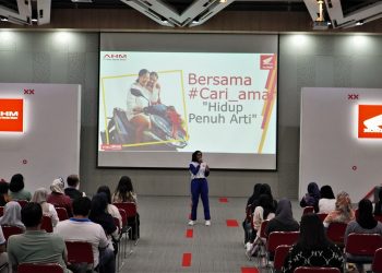 Edukasi keselamatan berkendara konsisten dilakukan PT AHM ke berbagai lapisan masyarakat dan konsumen. Menyambut Hari Ibu, edukasi dilakukan di kalangan perempuan dan ibu kalangan profesional atau karyawan, akademisi, hingga ibu-ibu PKK. [Foto: AHM]